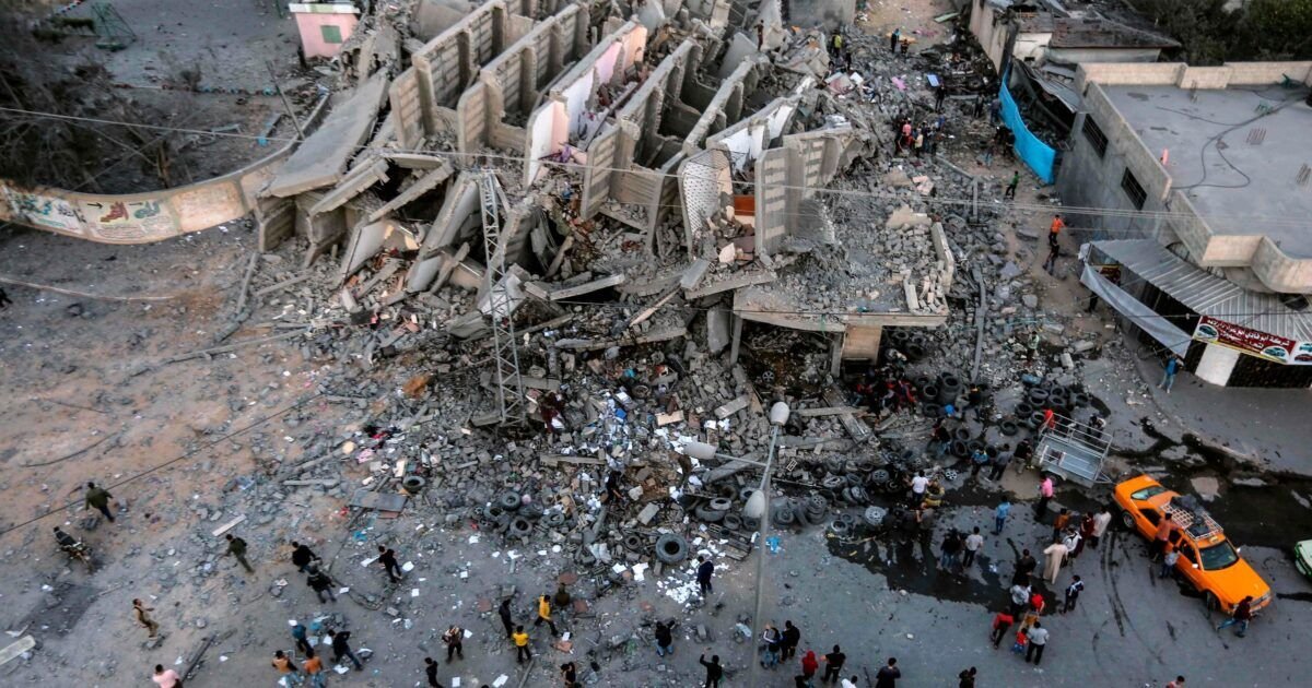 مستشفى الشفاء يؤكد وصول جثامين الأب وابنته إثر غارة بمدينة غزة