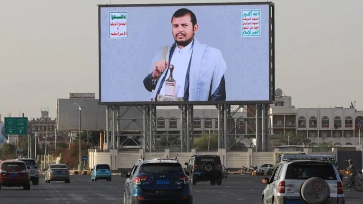 الحوثيون يتعهّدون بعدم استهداف السفن الأوروبية وسط توسّع سيطرتهم قرب باب المندب