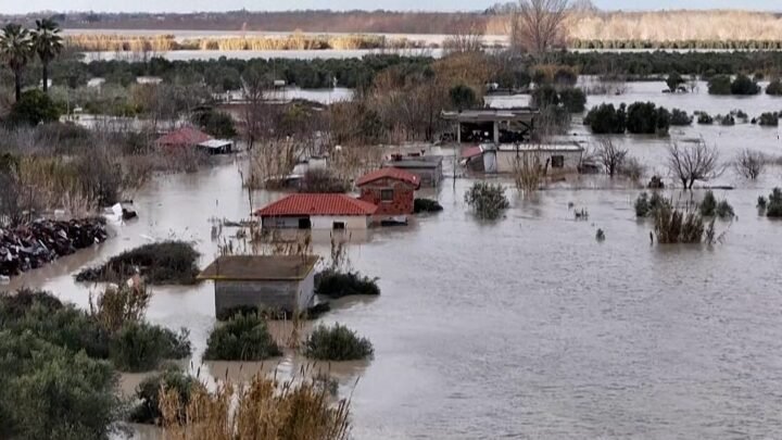 فيضانات مميتة تضرب ألبانيا والجبل الأسود.. وفاة شخص وإجلاء مئات السكان بعد فيضان الأنهار
