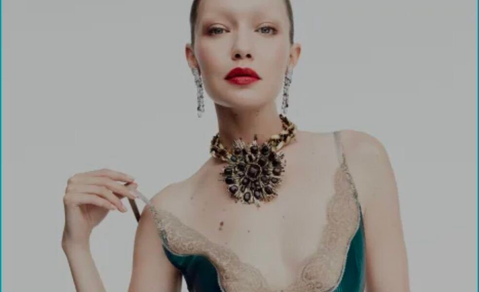 جيجي حديد بإطلالة جريئة على غلاف «Vogue France».. الحواجب المبيّضة تعيد صياغة ملامح عارضة الأزياء