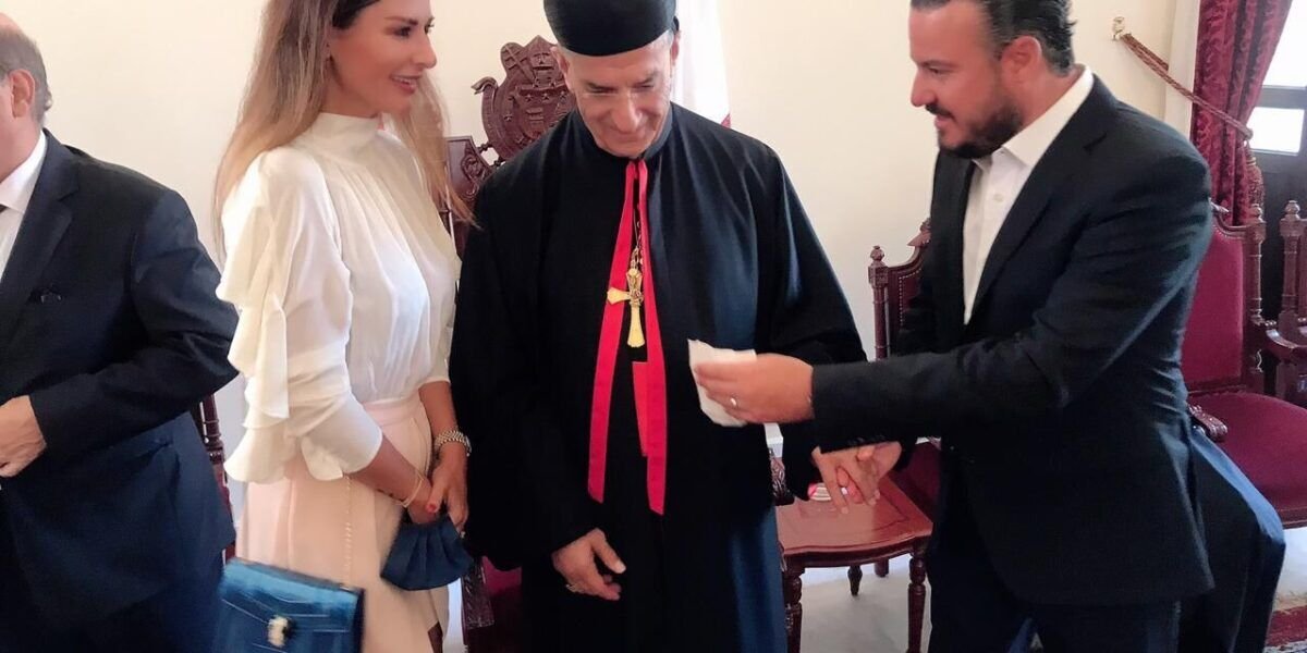 كاتيا كعدي وعريسها يباركان زواجهما بزيارة الى غبطة البطريرك