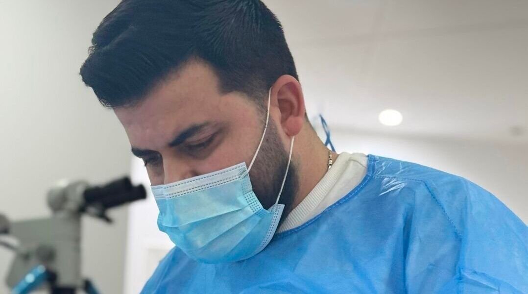 الدكتور علي حرز يجمع بين الخبرة الطبية والتكنولوجيا الحديثة في طب الأسنان