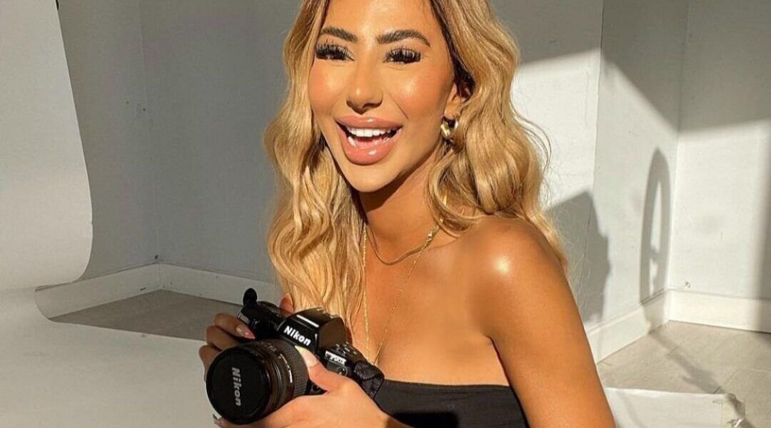 خبيرة المكياج العالمية جينا بادين/ Gina Badhen تتألق بمكياج بسيط.. والمتابعون يعلقون!