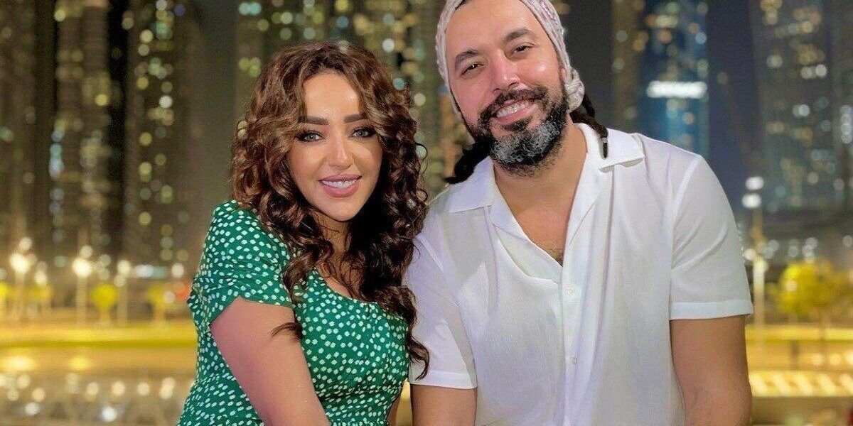 عبد الفتاح الجريني بإطلالة جديدة رفقة زوجته جميلة البدوي